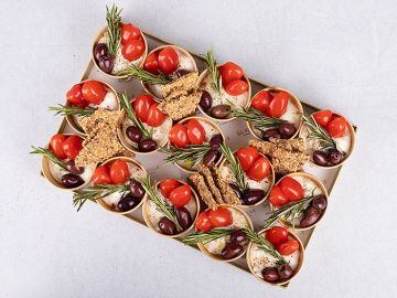 PETIT PLATEAU VERRINES STRACCIATELLA TOMATE OLIVES