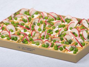 PETIT PLATEAU TARTELETTES FROMAGE FRAIS PETITS POIS
