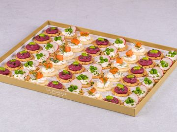 PLATEAU CRACKERS FROMAGE FRAIS - SAUMON GRAVELAX - HOUMOUS