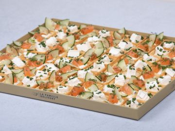 PLATEAU TARTELETTES SALEES SAUMON ET CHEVRE CONFIT OIGNON